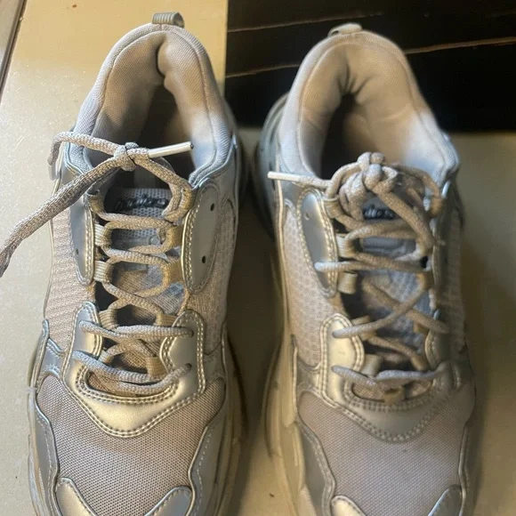 Balenciaga designer shoe beat can fix with a deep clean  Balenciaga designer shoe beat can fix with a deep clean ( new laces needed) main image 0